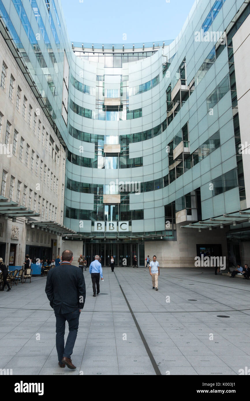BBC British Broadcasting Corporation La façade en verre de niveau de la rue avec les gens à marcher vers les portes Banque D'Images
