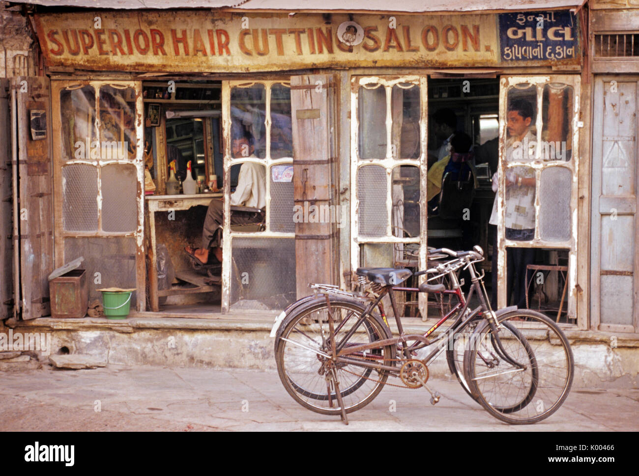 Barber shop, Ahmedabad, Gujarat, Inde Banque D'Images