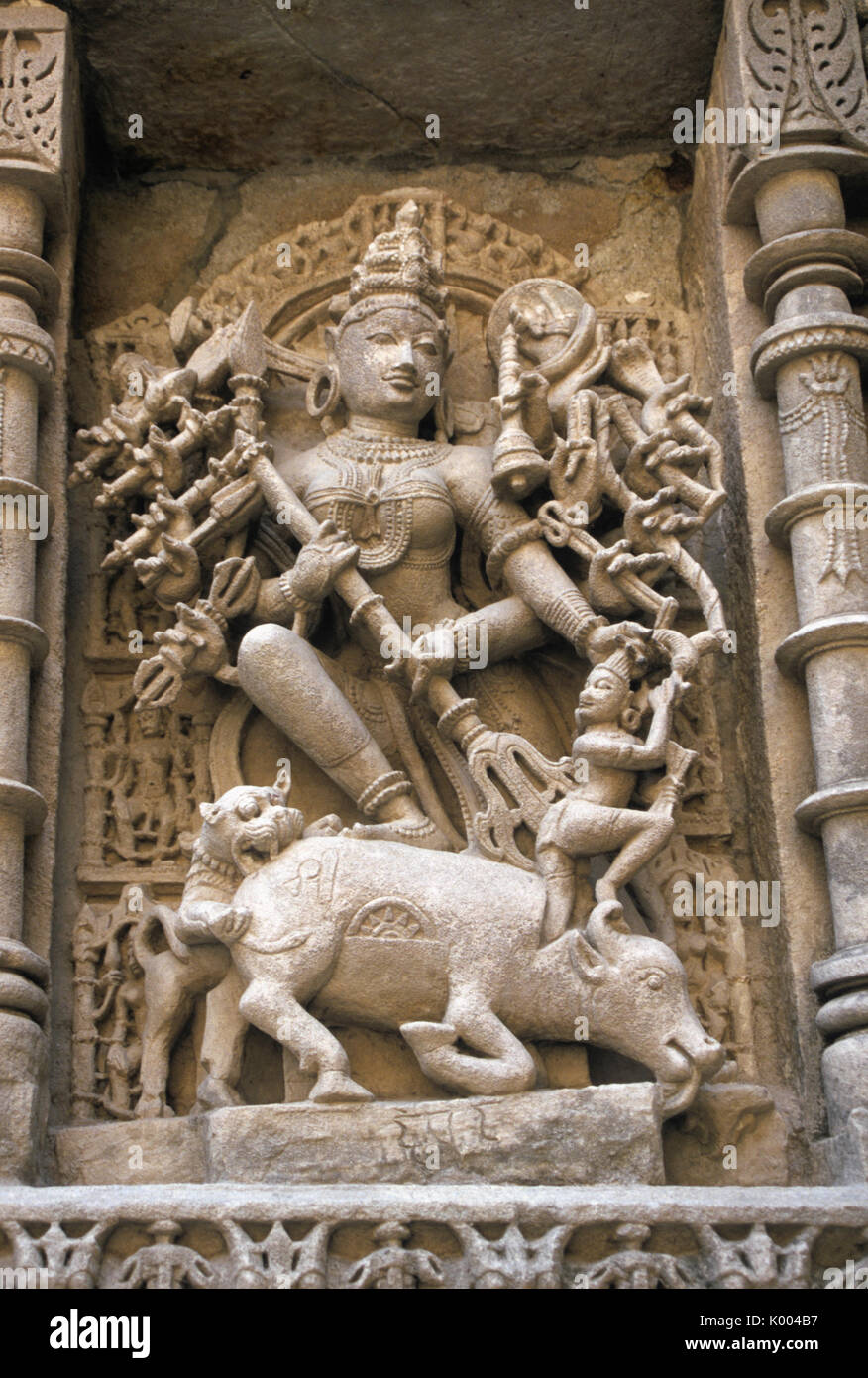 Sculptures décoratives sur le mur de Rani-ki-Vav étape bien, Patan, Gujarat, Inde Banque D'Images