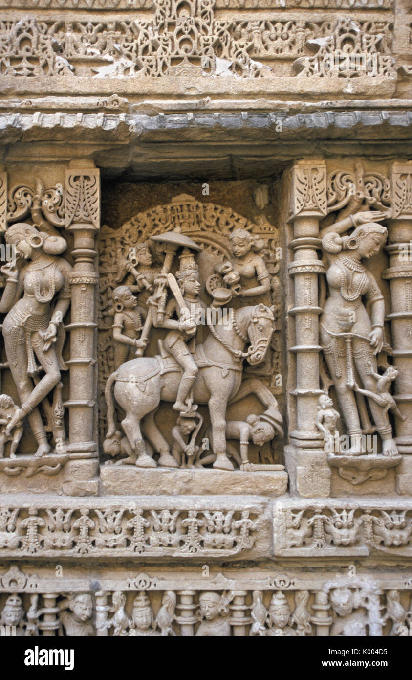 Sculptures décoratives sur le mur de Rani-ki-Vav étape bien, Patan, Gujarat, Inde Banque D'Images