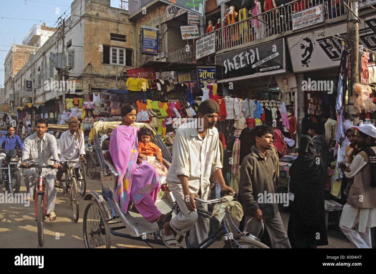 Zone commerciale de la vieille ville, de Bénarès, Varanasi (Bénarès), l'Inde, Kashi Banque D'Images