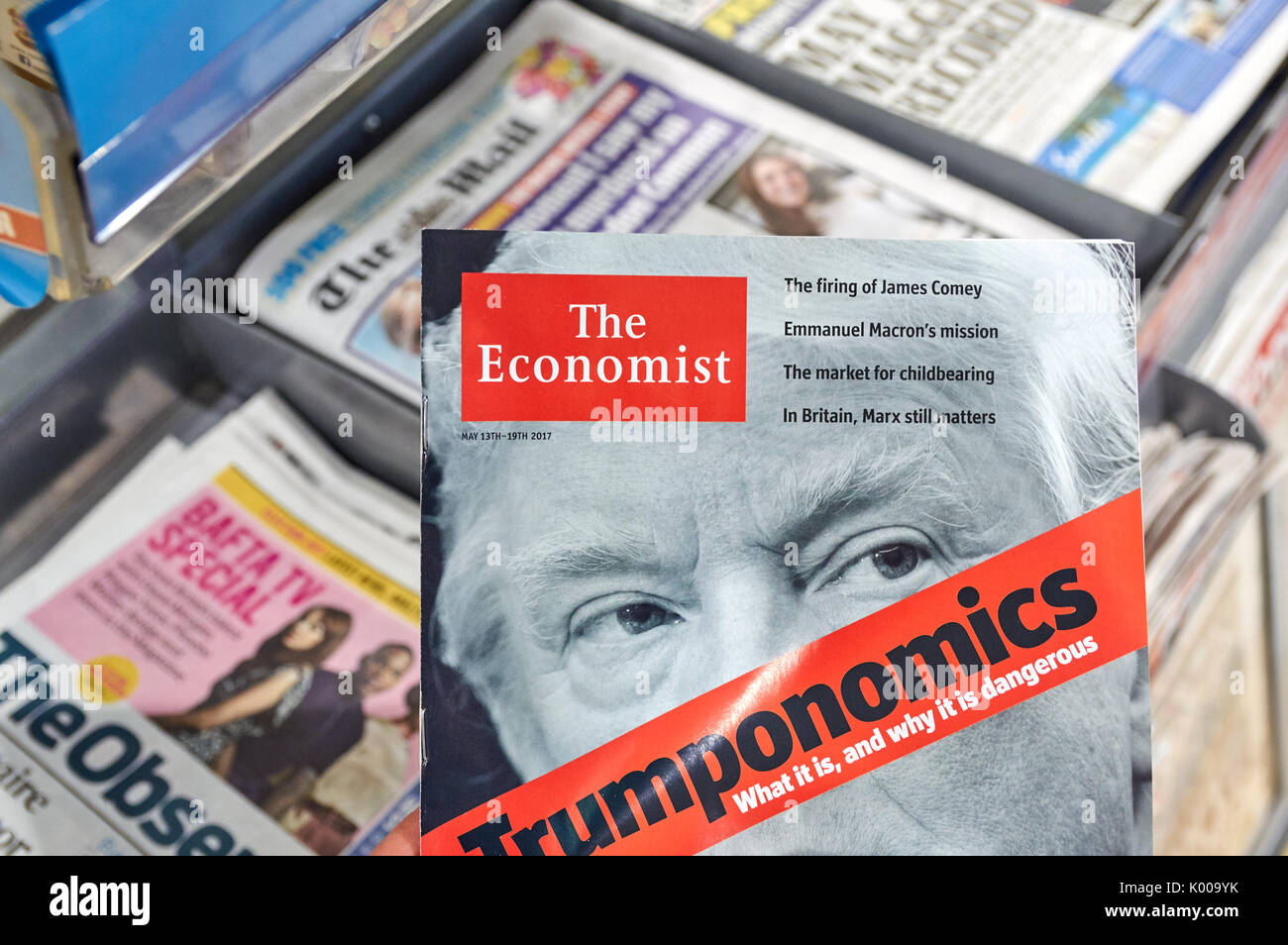 Londres, ANGLETERRE - 14 MAI 2017 : Le magazine The Economist avec Donald Trump sur page de titre. The Economist est un magazine hebdomadaire de langue anglaise-format n Banque D'Images