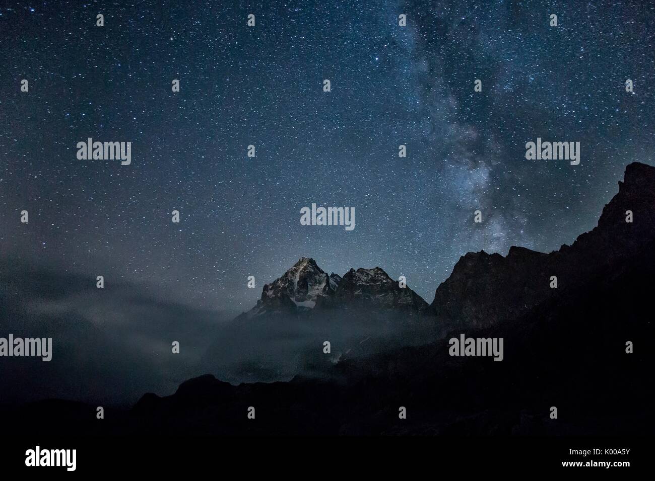 La Voie lactée s'allume le ciel de Monviso. Le lac Supérieur, Alpes Cozian, Piémont, Italie Europe Banque D'Images
