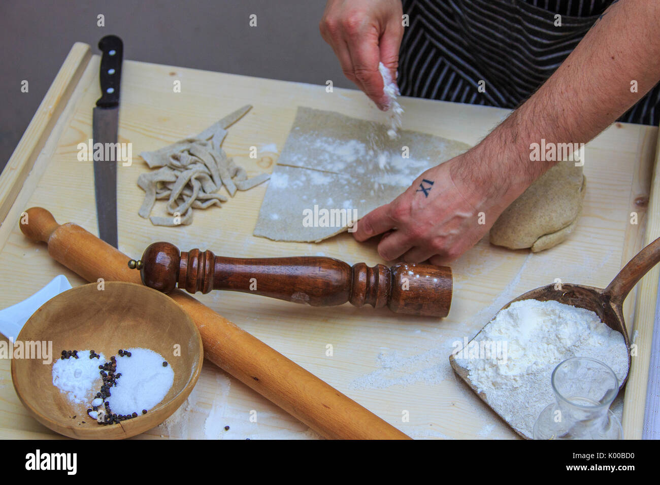 Les faire cuire la pâte de farine de Pizzoccheri. La Lombardie. L'Italie. L'Europe Banque D'Images