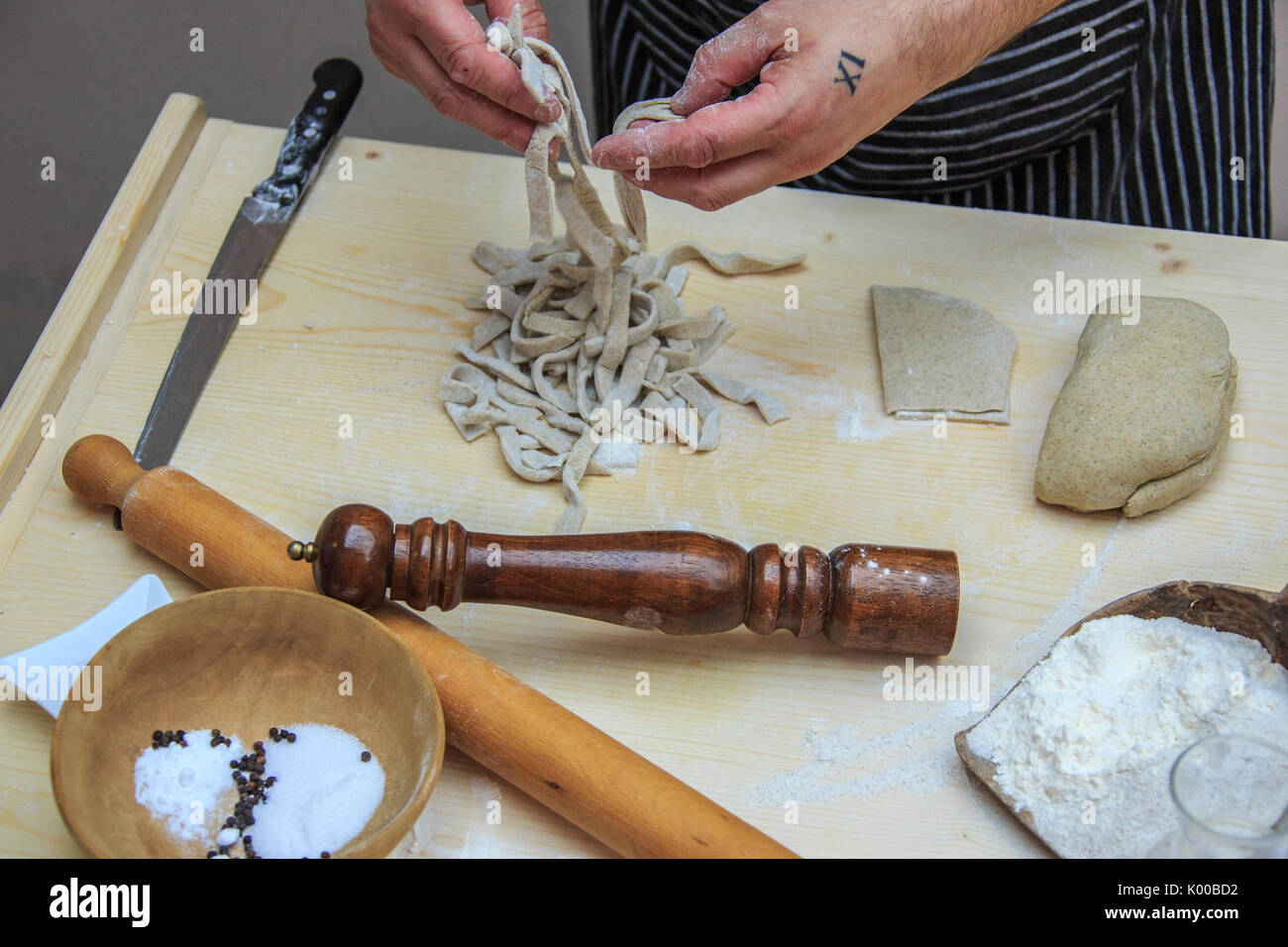 Pizzoccheri dans les mains du chef prêt à cuire. La Lombardie. L'Italie. L'Europe Banque D'Images
