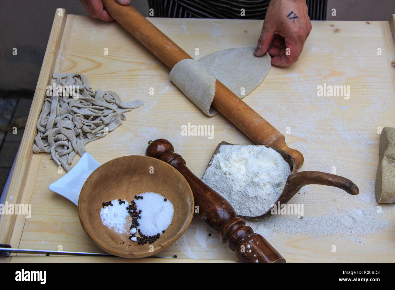 Le chef tire les Pizzoccheri pâte avec un rouleau à pâtisserie. La Lombardie. L'Italie. L'Europe Banque D'Images