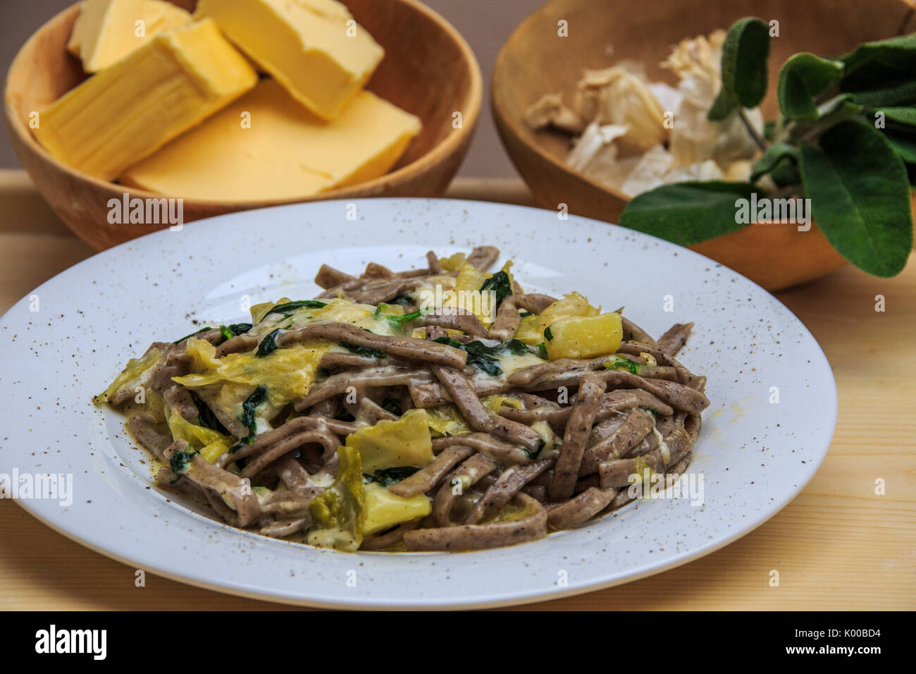 Plat de Pizzoccheri Valtellina typique de plat principal. La Lombardie. L'Italie. L'Europe Banque D'Images