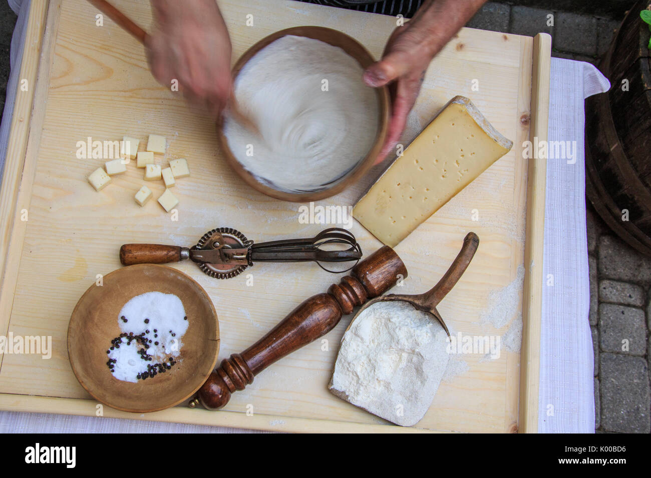 Préparation de la pâte pour la production de Pizzoccheri. La Lombardie. L'Italie. L'Europe Banque D'Images