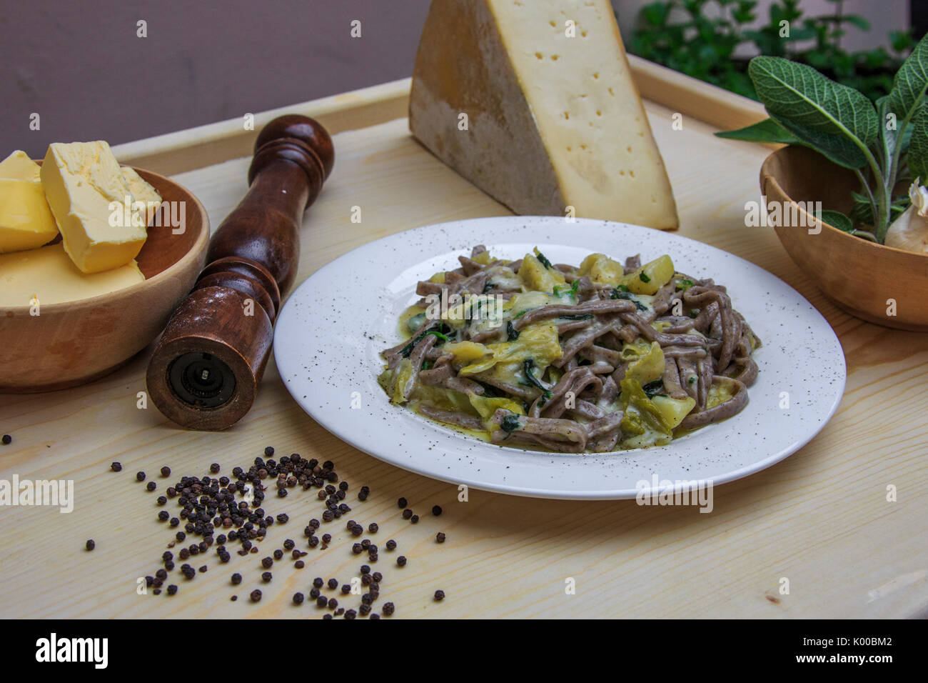 Les Pizzoccheri sont le premier plat principal de la cuisine de la Valteline. La Lombardie. L'Italie. L'Europe Banque D'Images