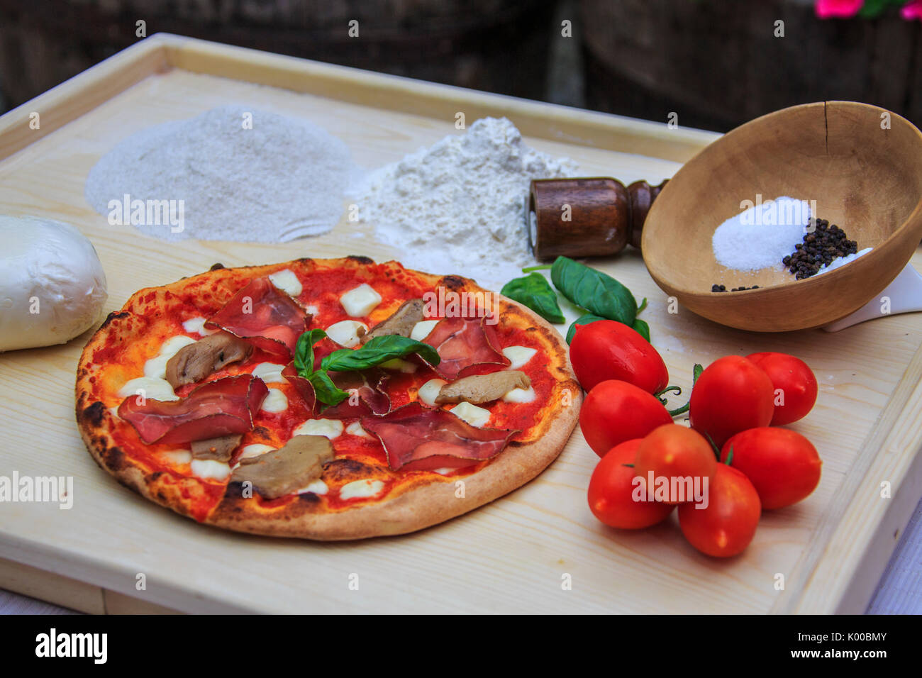 Pizza champignons et bresaola avec ses ingrédients. La Lombardie. L'Italie. L'Europe Banque D'Images