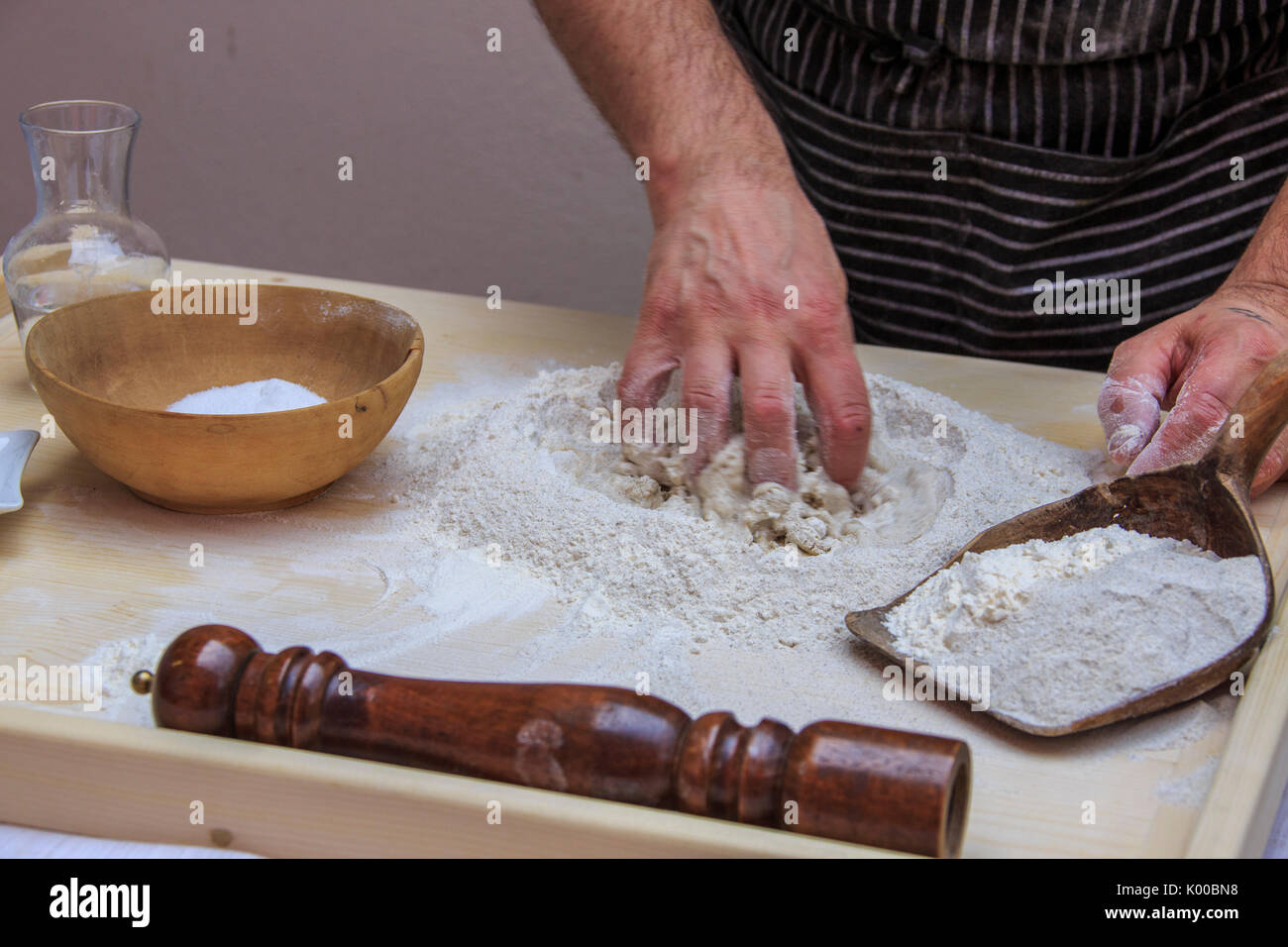 Cook pétrissez la farine et l'eau pour préparer Pizzoccheri. La Lombardie. L'Italie. L'Europe Banque D'Images