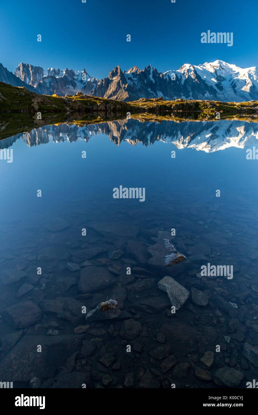 Mont Blanc refléter au lever du soleil sur le Lac de Chesery. Haute Savoie France Banque D'Images