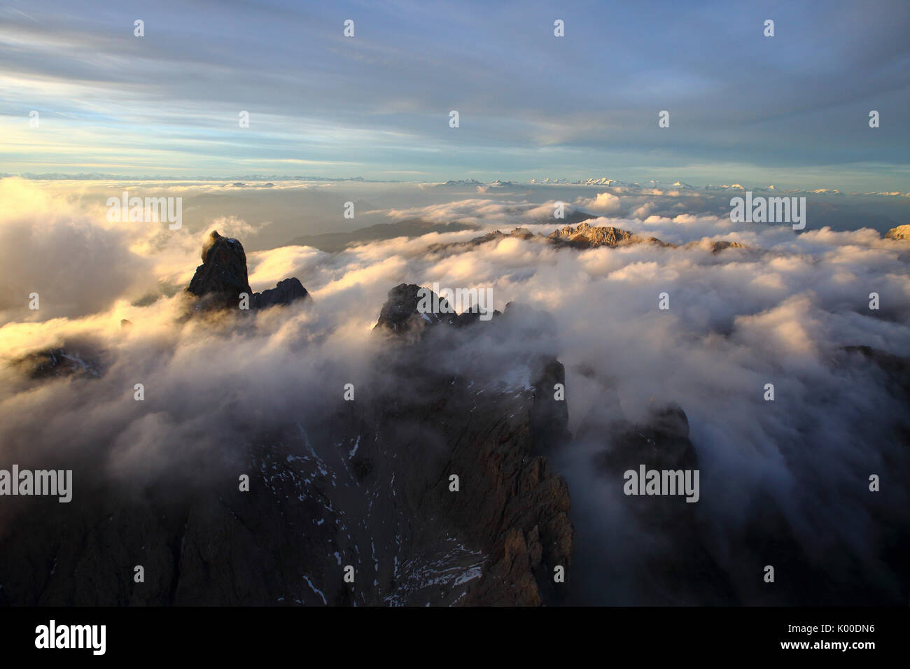 Vue aérienne de la montagne de Odle entouré par les nuages. Dolomites Val Funes Trentin-Haut-Adige Italie Tyrol du Sud Europe Banque D'Images
