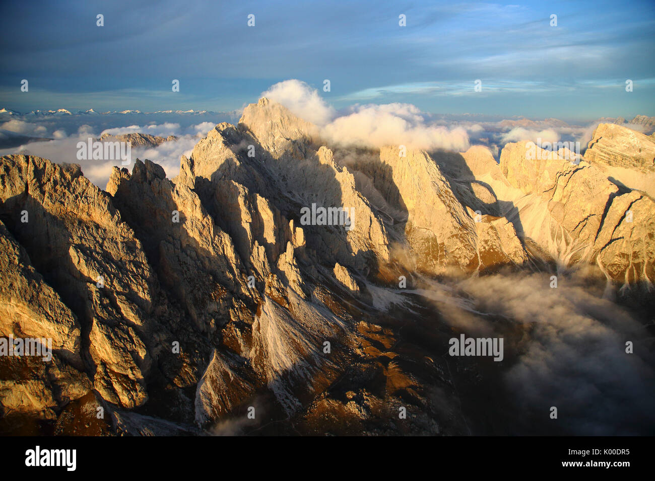 Vue aérienne de la montagne de Odle entouré par les nuages. Dolomites Val Funes Trentin-Haut-Adige Italie Tyrol du Sud Europe Banque D'Images