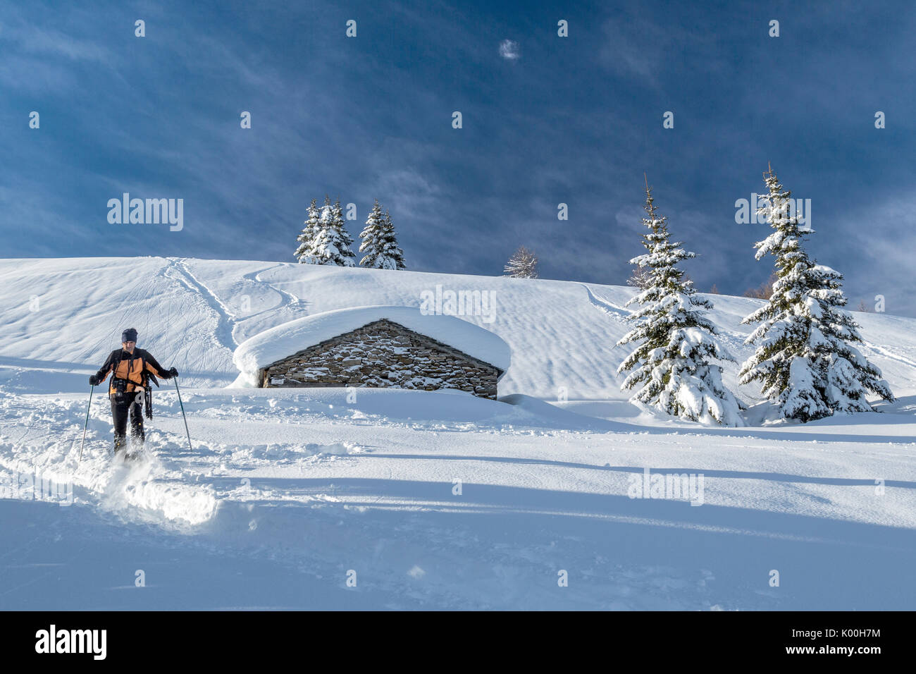 Randonneurs en raquettes autour de la neige a couvert hut Motta di Olano Gerola Valley Alpes Orobie Valtellina Lombardie Italie Europe Banque D'Images