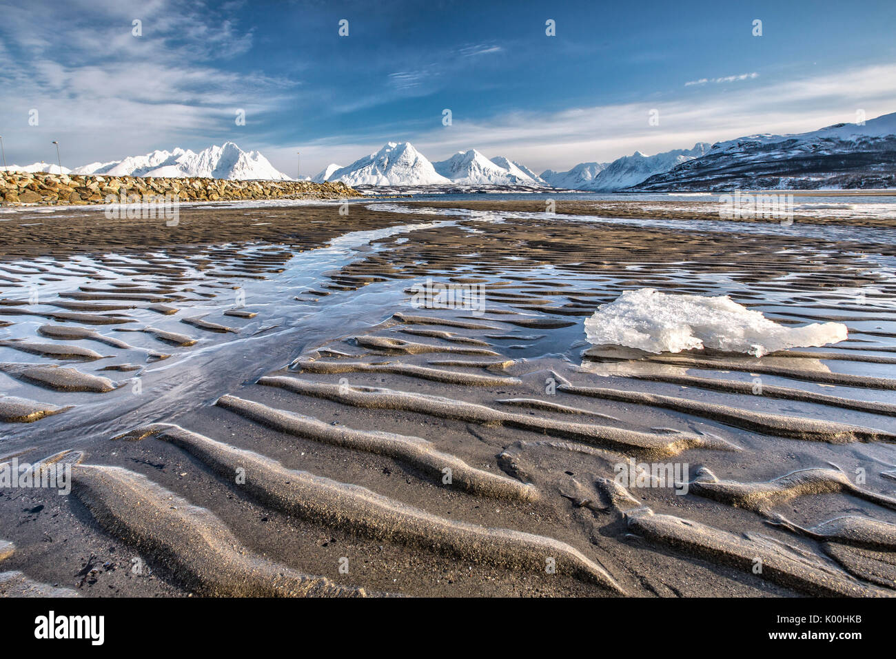 La plage de sable de glace entourant les montagnes enneigées des Alpes de Lyngen Breivikeidet Tromsø Norvège Laponie Europe Banque D'Images