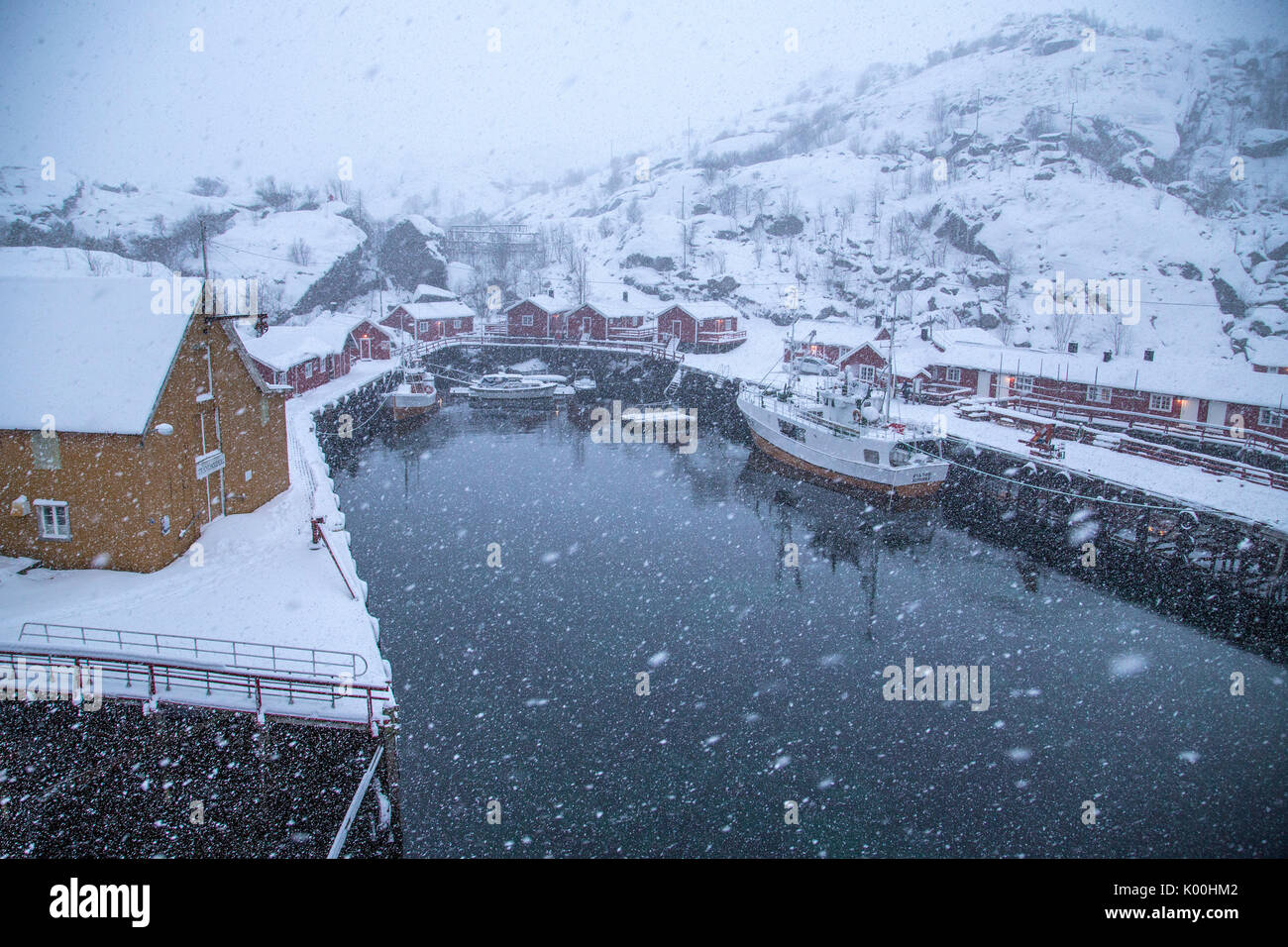Les fortes chutes de neige sur le village de pêcheurs et la mer glacée Nusfjord îles Lofoten Norvège Europe Banque D'Images