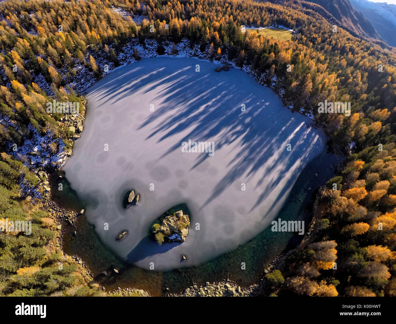 La capture d'un drone Lac Saoseo congelés entouré de bois colorés Vallée de Poschiavo Canton des Grisons Suisse Europe Banque D'Images