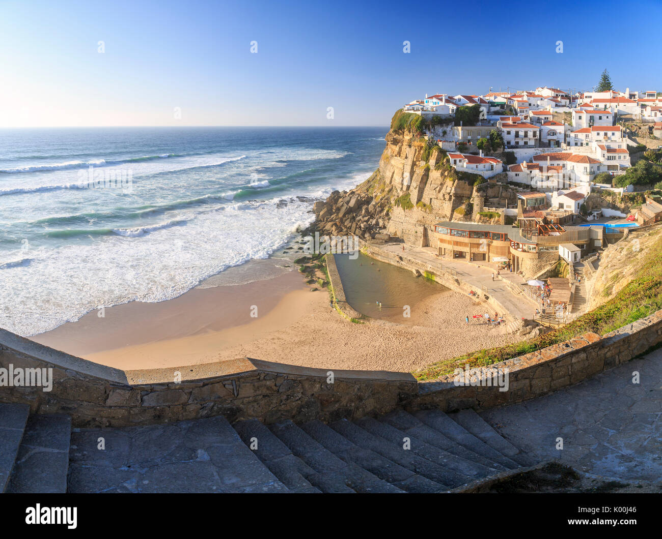 Vue panoramique sur l'océan des vagues se brisant sur les hautes falaises de Praia das Maçãs Sintra Portugal Europe Banque D'Images