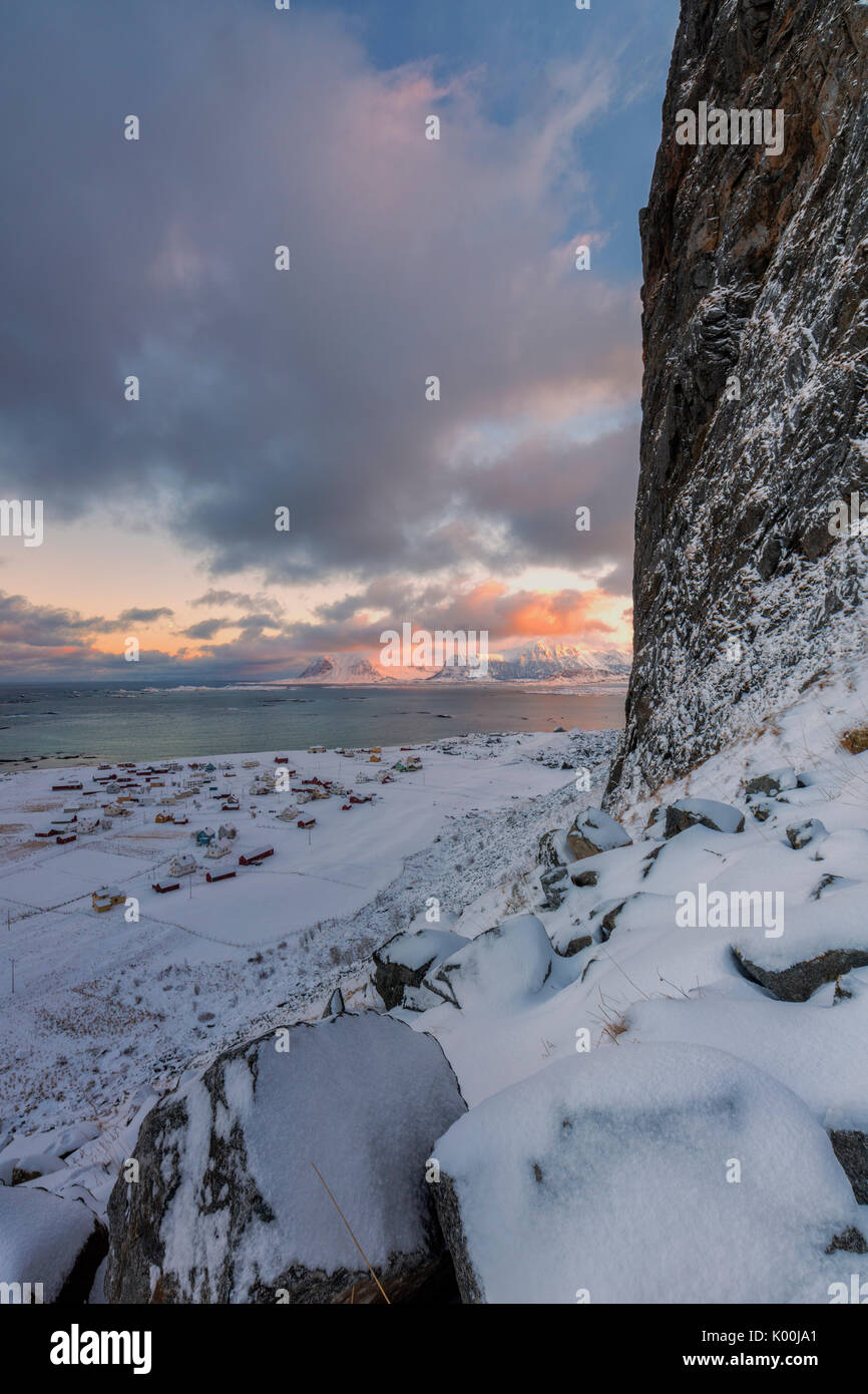 Le village de pêcheurs entouré par la neige et la mer froide sous un ciel coloré Eggum Vestvagøy Island Iles Lofoten Norvège Europe Banque D'Images