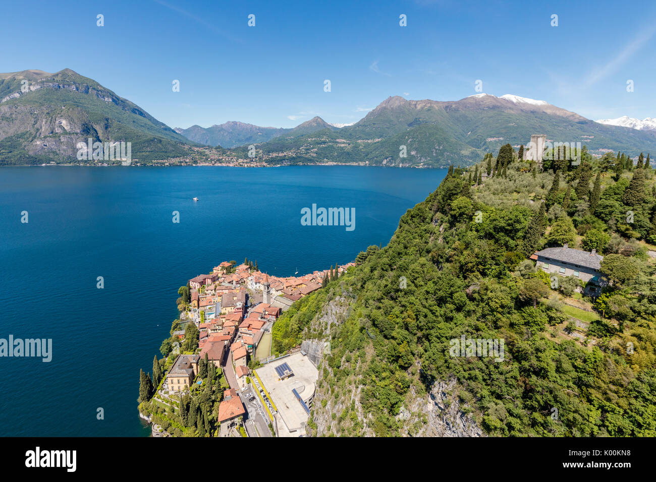 Vue aérienne de la colline verte et le château surplombant le lac de Côme Varenna entouré par la province de Lecco Lombardie Italie Europe Banque D'Images