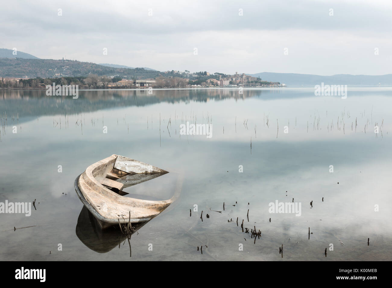 Naufrage d'un petit bateau sur le lac Trasimeno (Ombrie), ville Passignano avec en arrière-plan Banque D'Images
