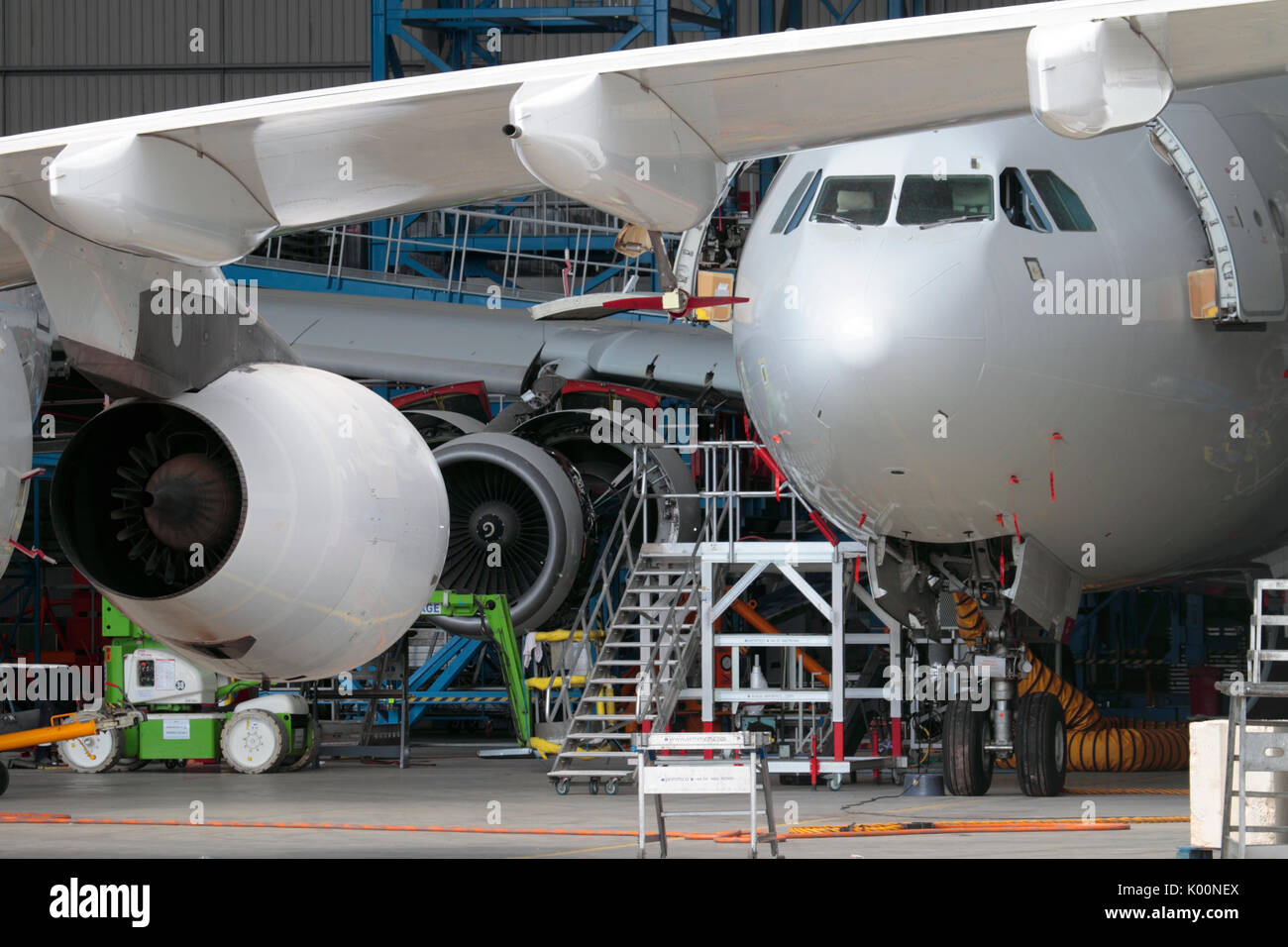 Les avions à réaction en cours de maintenance dans un hangar pour avions. Le génie de l'aviation comme un facteur de développement économique et la croissance du PIB Banque D'Images