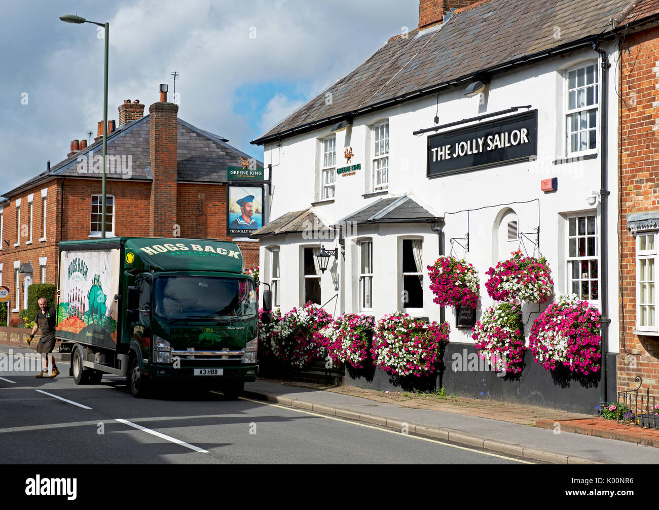 Livraison de bière au Jolly Sailor pub, West Street, Farnham, Surrey, Angleterre, Royaume-Uni Banque D'Images