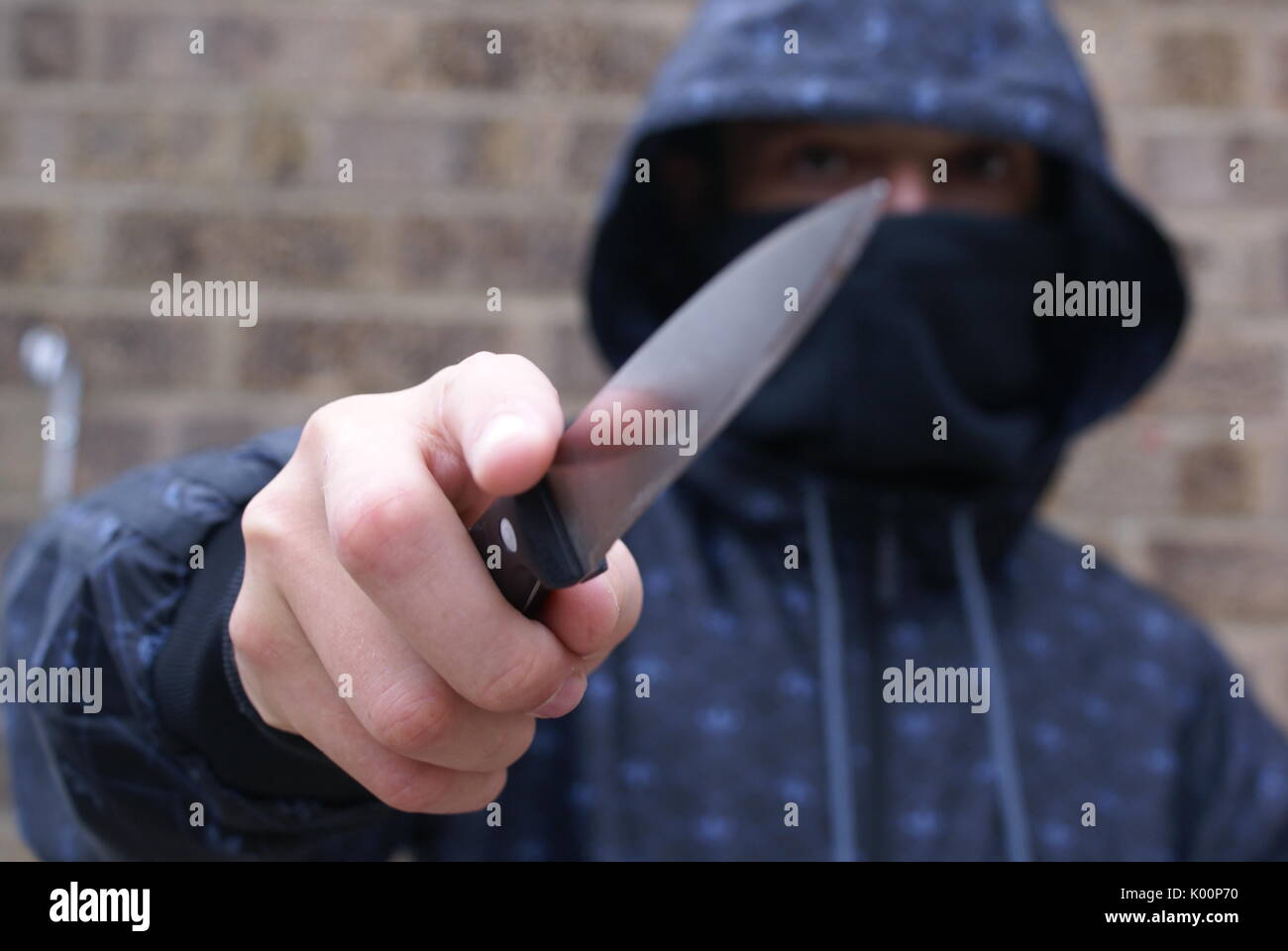 Adolescent portant un meurtre au couteau, Banque D'Images