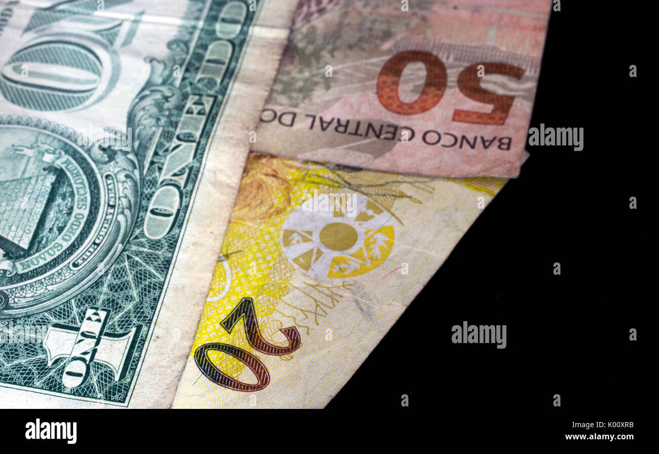 Deux billets de banque de l'argent Brésilien et un dollar note Banque D'Images
