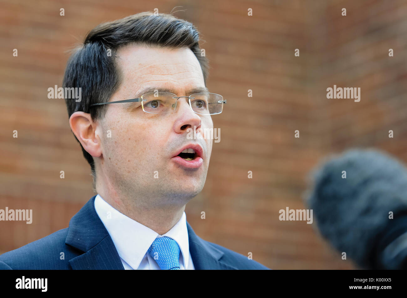 Belfast, Irlande du Nord. 27/03/2017 - Le secrétaire d'État pour le Nord de l'Irlande, James Brokenshire, donne un communiqué de presse sur l'échec de la politique principal parties d'accepter un gouvernement de coalition en Irlande du Nord à l'extérieur de Stormont House. Banque D'Images