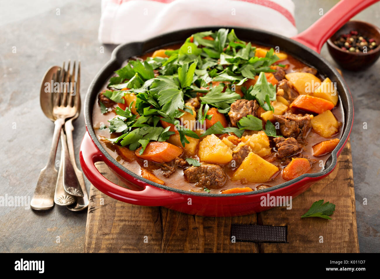 Ragoût de boeuf aux pommes de terre, carotte et persil Photo Stock - Alamy