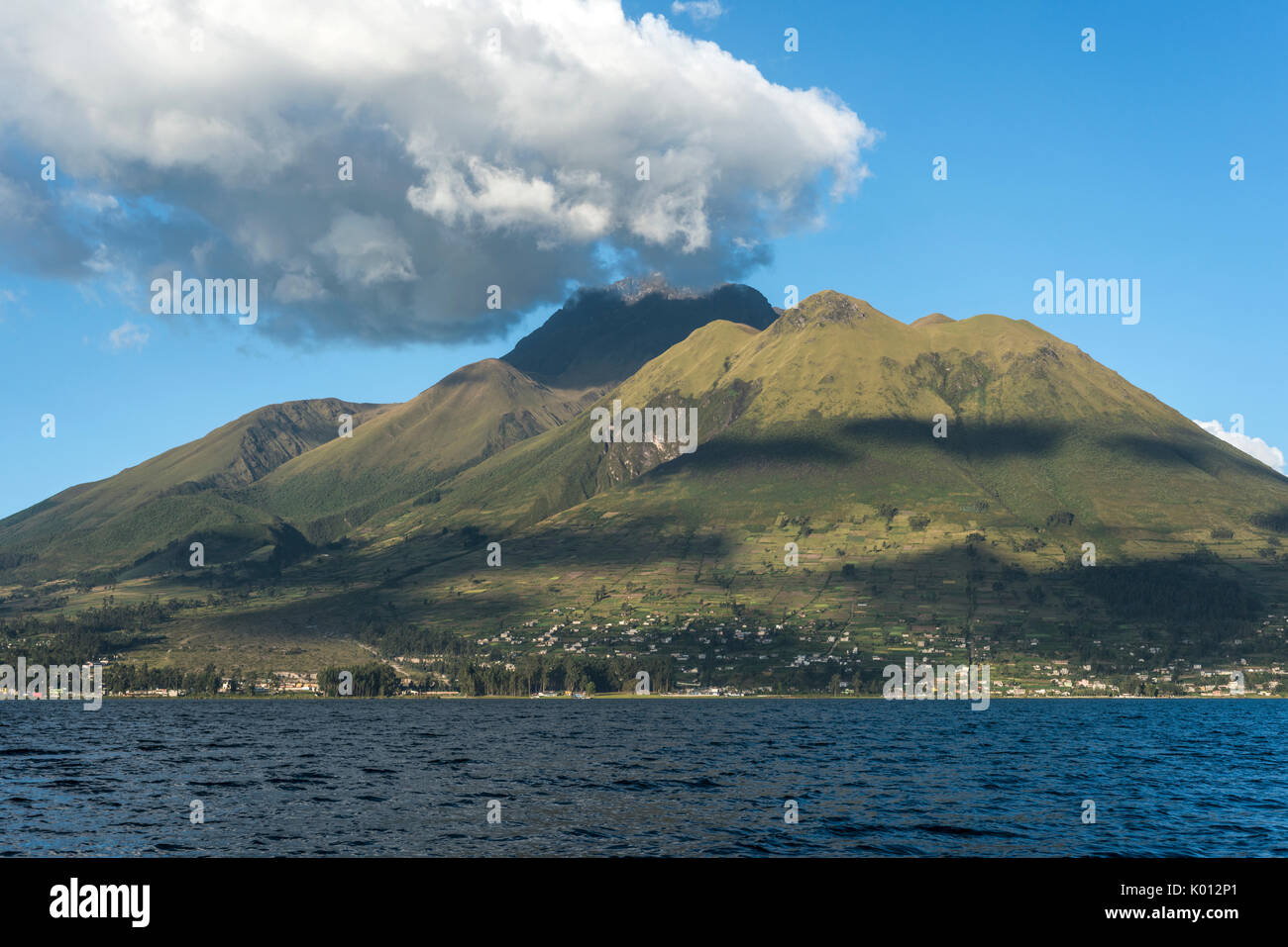 Imbabura stratovolcan inactif sous San Pablo Lake dans le nord de l'Équateur Banque D'Images