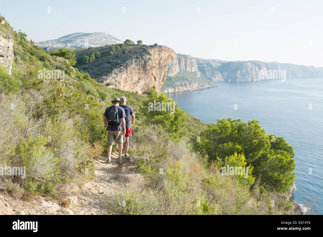 Randonnée pédestre au Costa Blanca, Alicante, Espagne - Deux promeneurs sur le chapeau d'Or, El Portet, Moraira, Banque D'Images