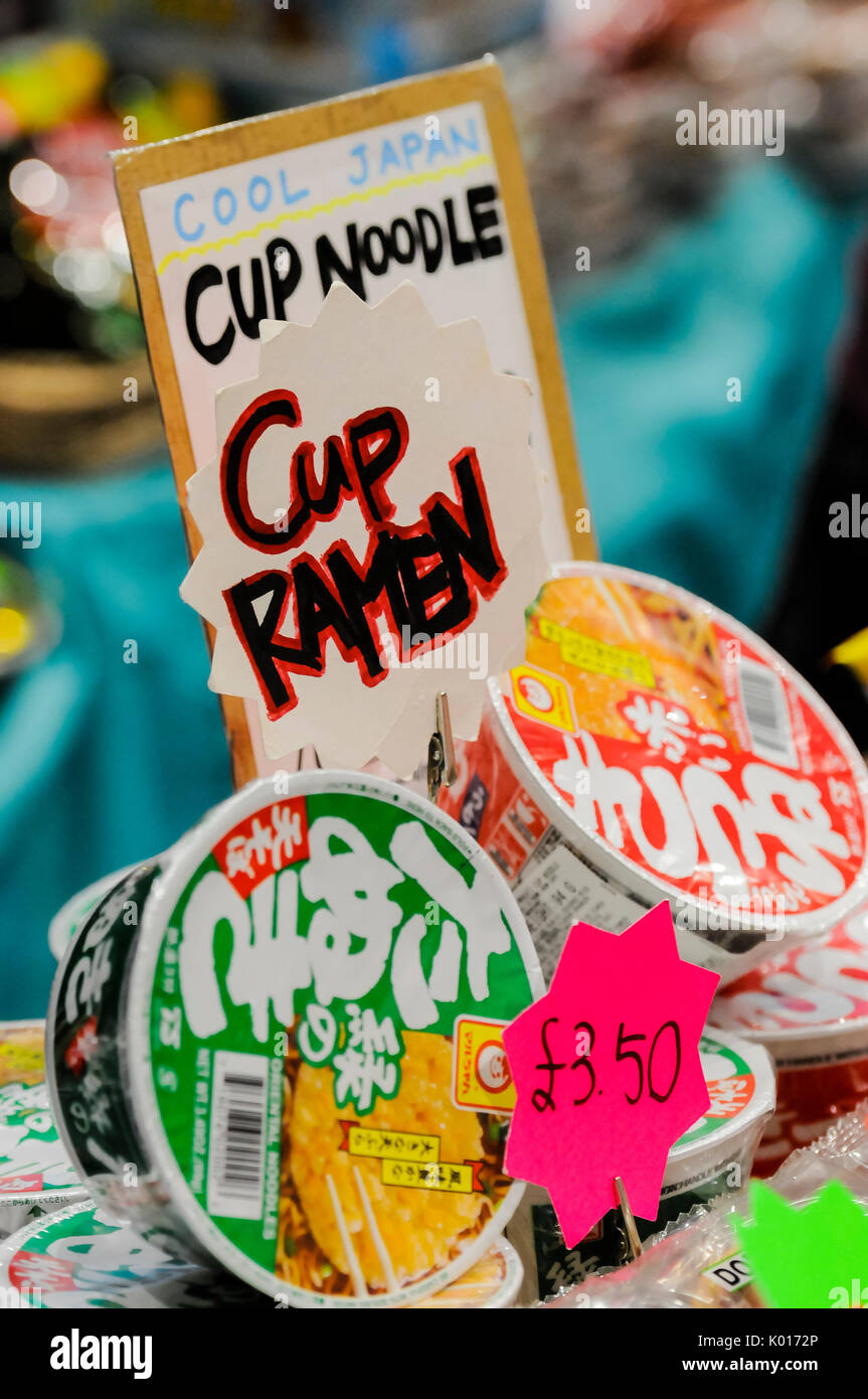 Coupe japonaise Ramen nouilles instantanées, ajoutez de l'eau. Banque D'Images