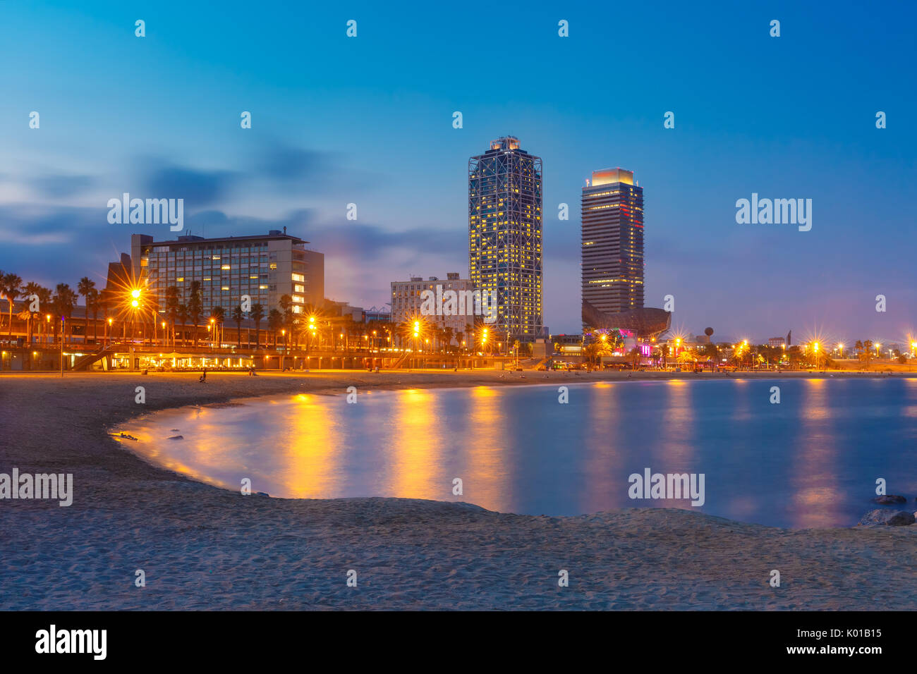 La plage de Barceloneta à Barcelone au coucher du soleil, Espagne Banque D'Images