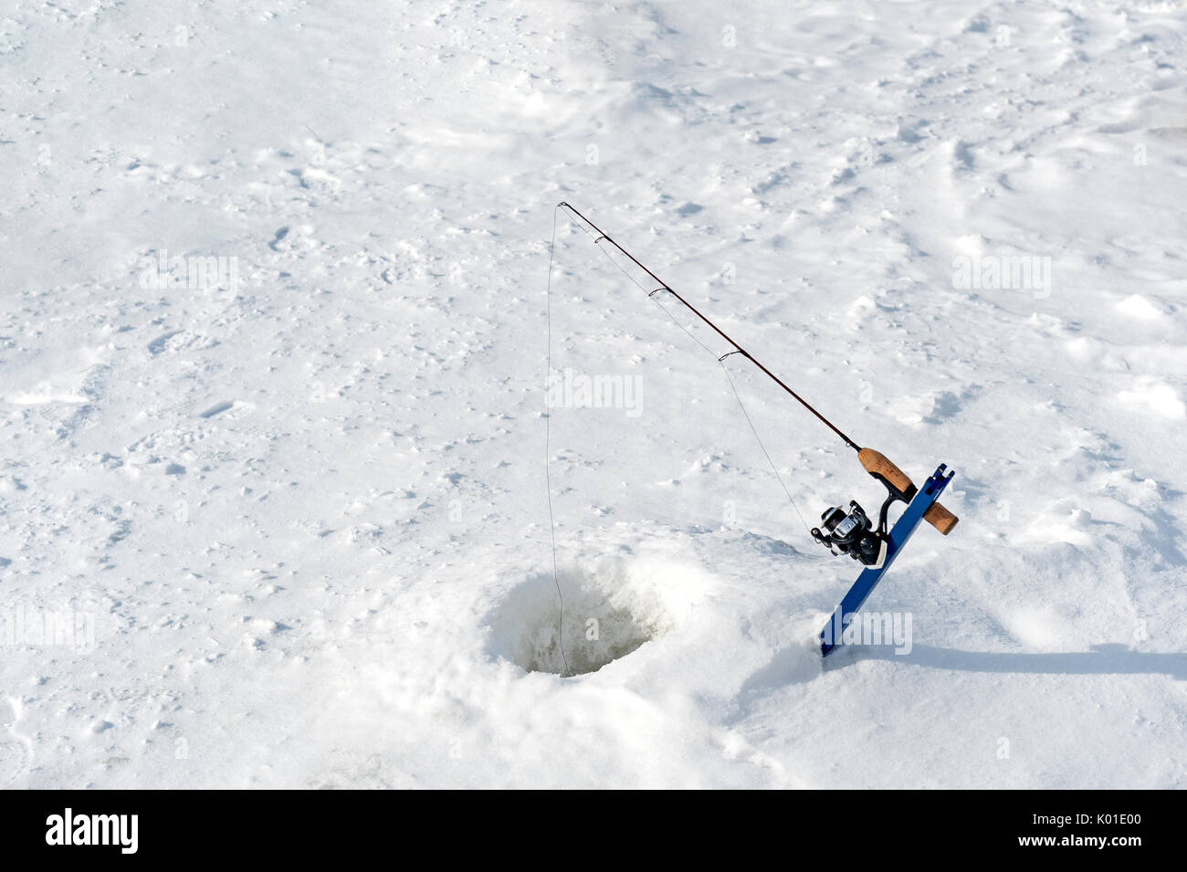 Trou de pêche sur glace et rod Banque D'Images
