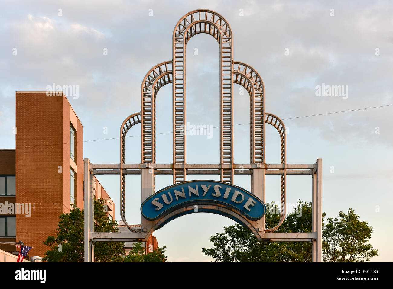 Passage de Sunnyside à New York. Sunnyside est un quartier commercial et de classe dans la partie ouest de la ville de New York quartiers de Queens. Banque D'Images Passage de Sunnyside à New York. Sunnyside est un quartier commercial et de classe dans la partie ouest de la ville de New York quartiers de Queens. Banque D'Images