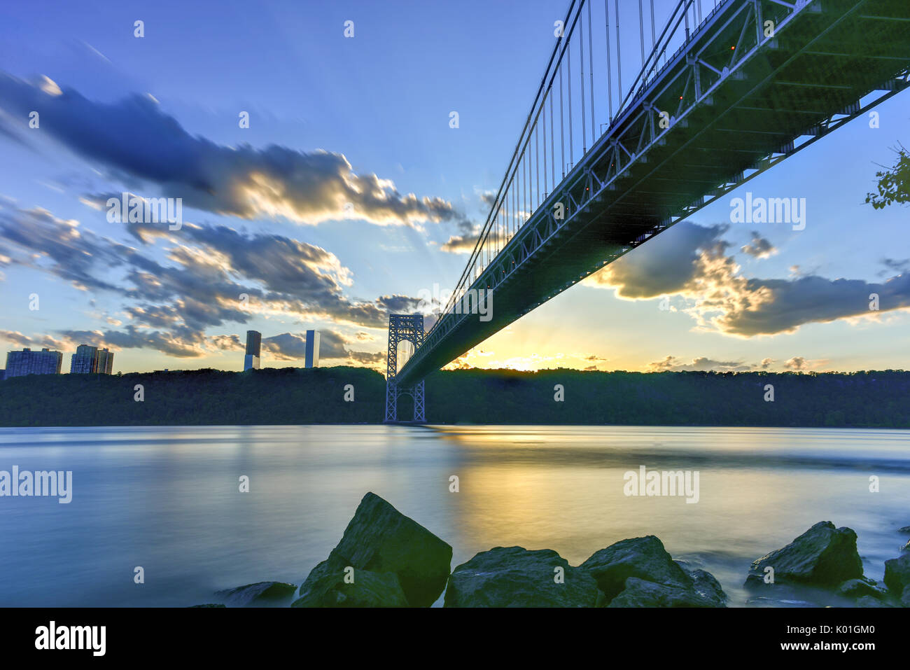 George Washington Bridge au coucher du soleil sur le fleuve Hudson à partir de Manhattan. Banque D'Images