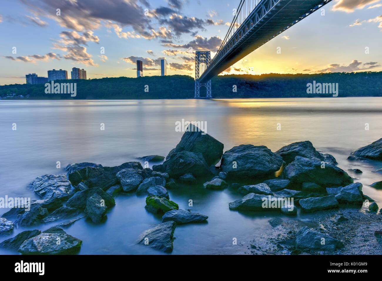 George Washington Bridge au coucher du soleil sur le fleuve Hudson à partir de Manhattan. Banque D'Images