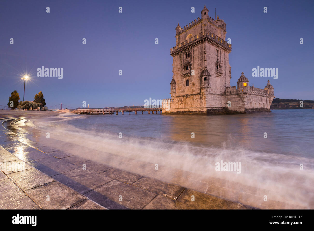 Le crépuscule et l'éclairage sur la Tour de Belém reflétée dans le Tagus River Padrão dos Descobrimentos Lisbonne Portugal Europe Banque D'Images