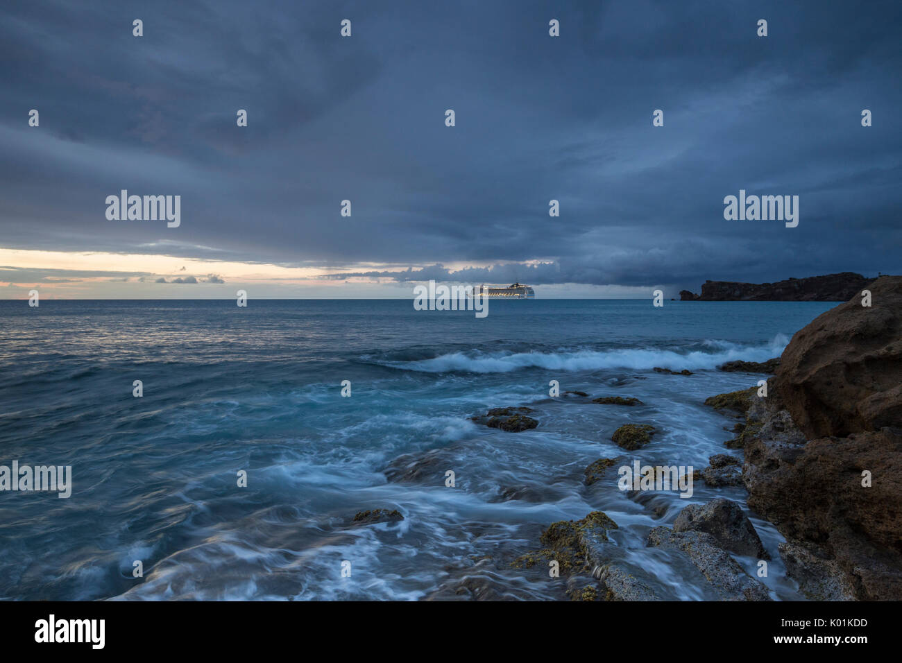 Crépuscule frames les vagues se briser sur les falaises Galley Bay Caraïbes St. John's Antigua-et-Barbuda Antilles Îles sous le vent Banque D'Images