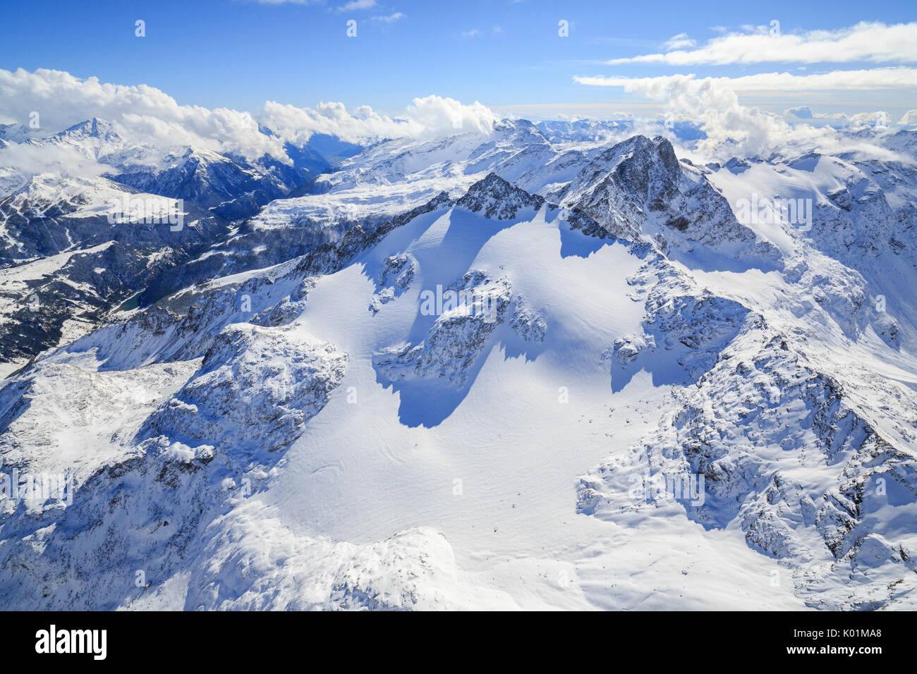 Vue aérienne de pointe de Ferrè couvertes de neige de la vallée de Chiavenna Valteline Cf Alpina Lombardie Italie Europe Banque D'Images