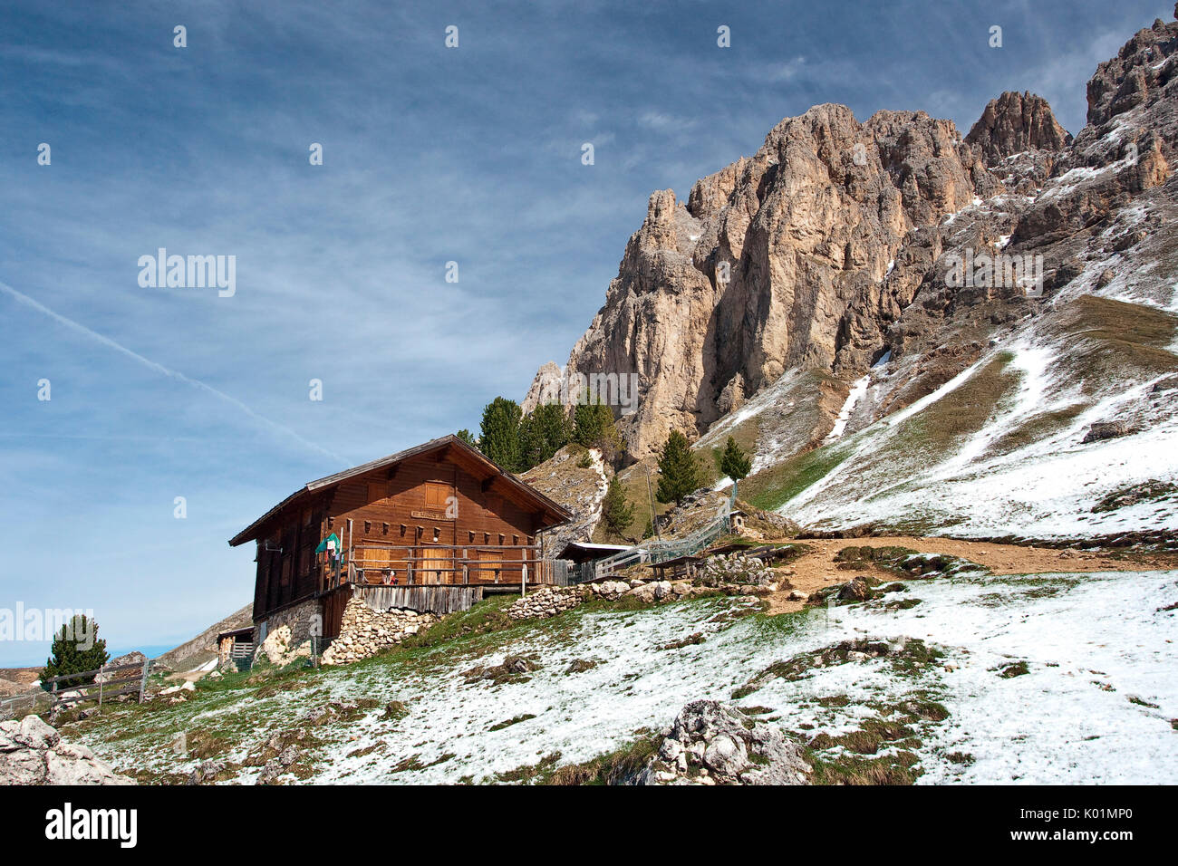 Le Refuge est Sandro Pertini le long du sentier de randonnée autour du Sasso Lungo groupe, qui impressionne pour ses vues spectaculaires. La montagne enneigée side o Banque D'Images