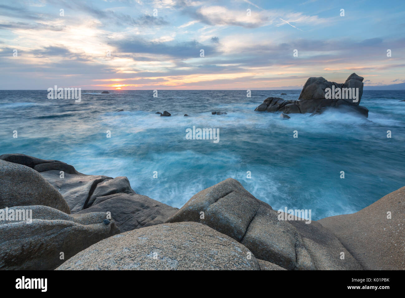 La lumière du coucher de soleil sur la mer bleue encadrée de rochers Capo Testa Santa Teresa di Gallura Province de Sassari Sardaigne Italie Europe Banque D'Images