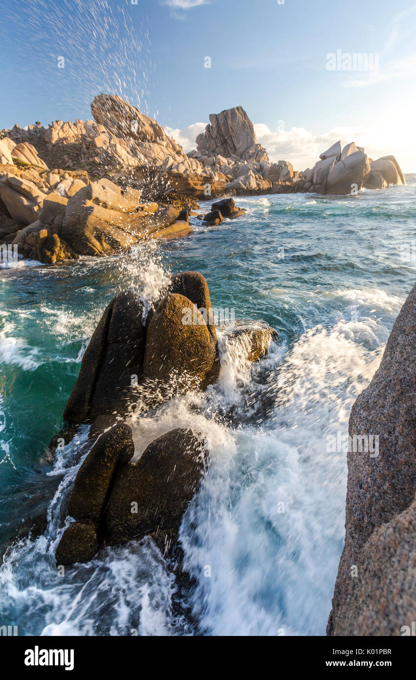 Vagues se briser sur les falaises au coucher du soleil Capo Testa Santa Teresa di Gallura Province de Sassari Sardaigne Italie Europe Banque D'Images