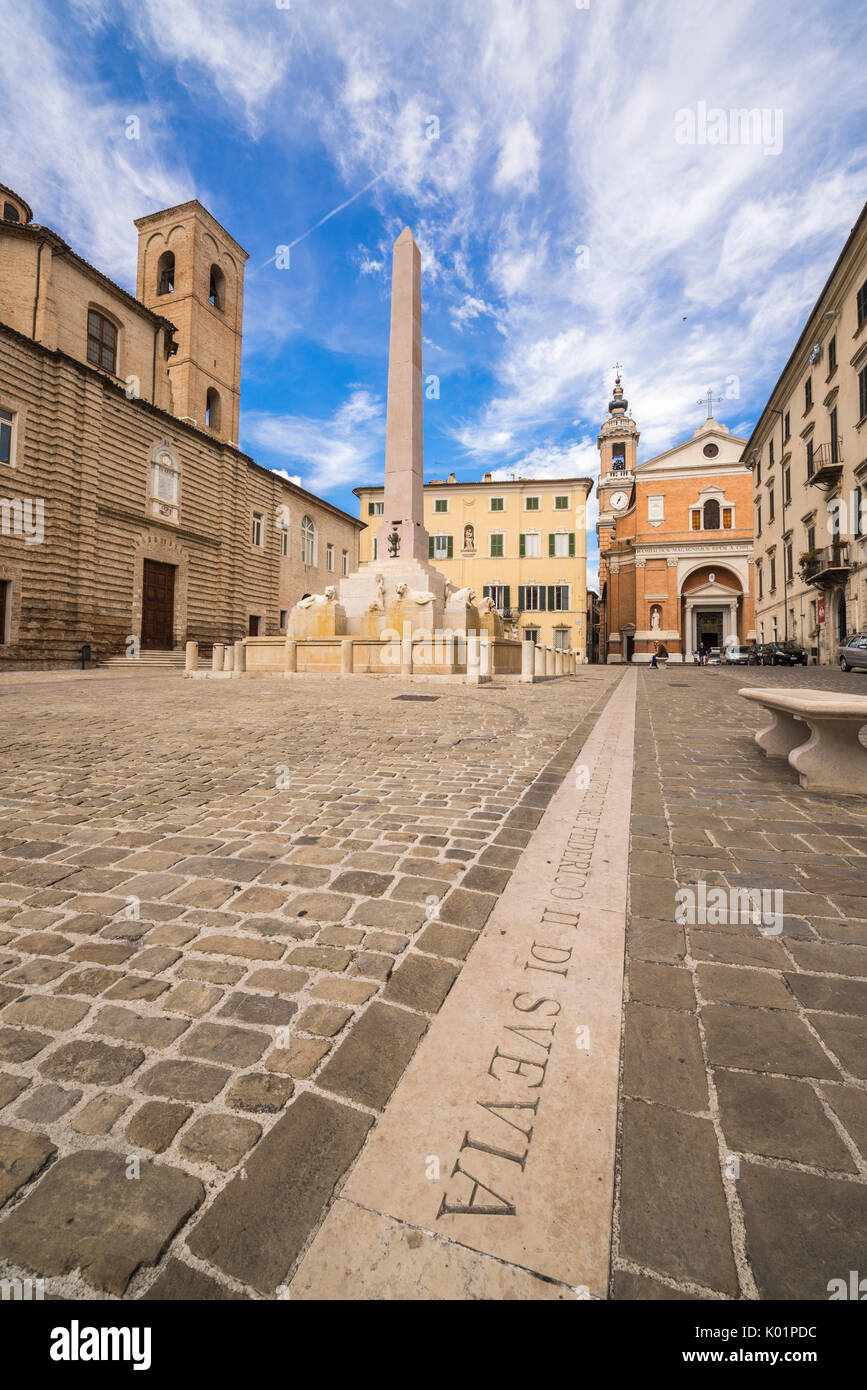 Les bâtiments historiques et obélisque de l'ancienne Piazza Federico II Jesi Province d'Ancône Marches Italie Europe Banque D'Images