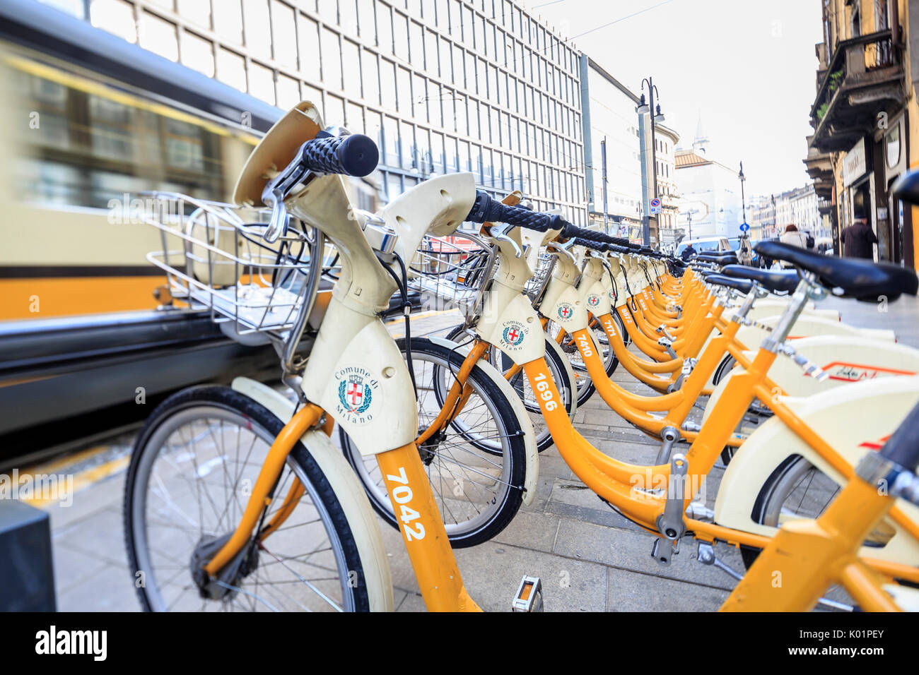 Le dépôt des vélos de ville de partage et de l'ancien tramway jaune Milan Lombardie Italie Europe Banque D'Images