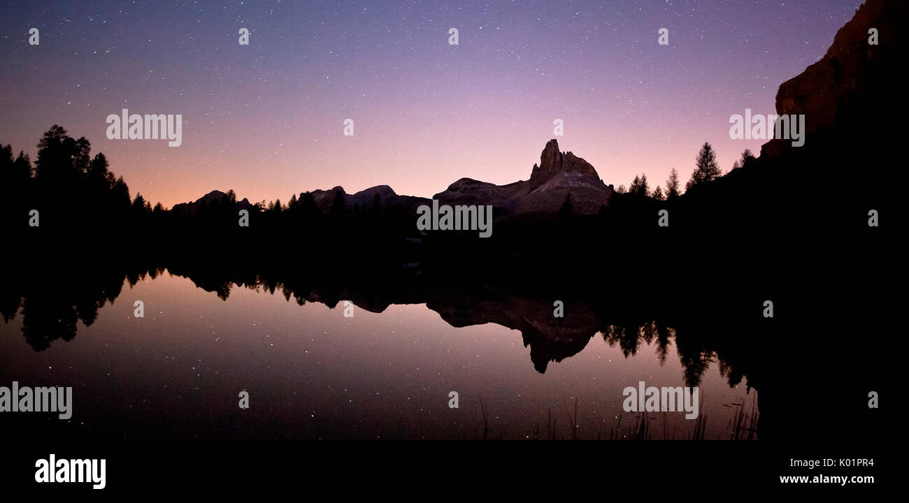 Becco di Mezzodi reflétant dans l'eau tranquille du Lac de Russie par Palmieri Cabane de nuit Dolomites de Belluno Trentin-Haut-Adige Italie Europe Banque D'Images