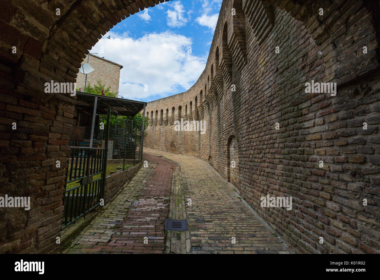 Une ruelle typique et de murs médiévaux de la vieille ville de Corinaldo Province d'Ancône Marches Italie Europe Banque D'Images